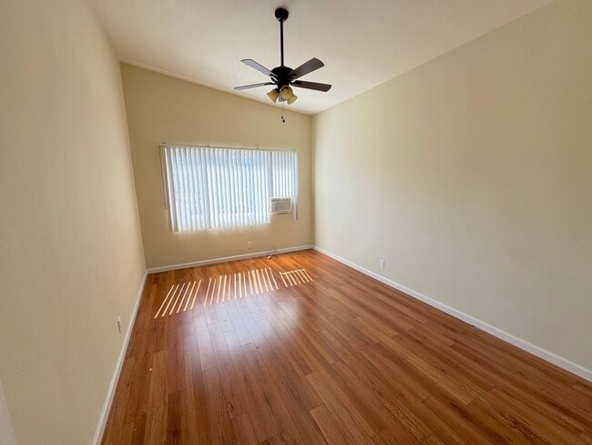 Building Photo - 521 S Manhattan Pl