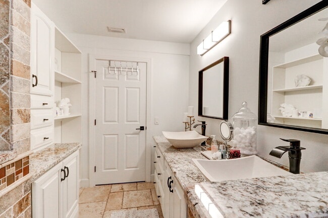 Building Photo - Fully Furnished 4-Bedroom Pool Home with Golf Course Views in Northdale