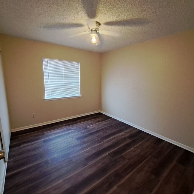 Building Photo - Quaint 3 bedroom close to town!