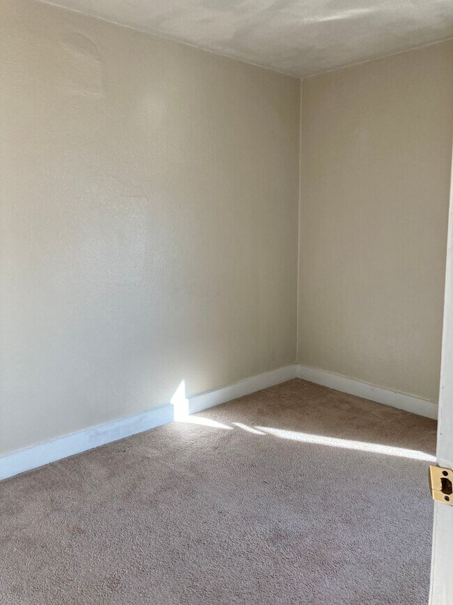 Building Photo - Three Bedroom Single-Family Home Close To ...