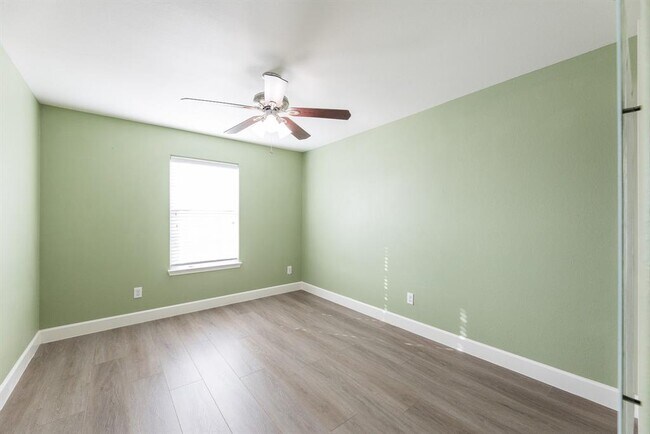 Building Photo - 25951 Ravenside Dr