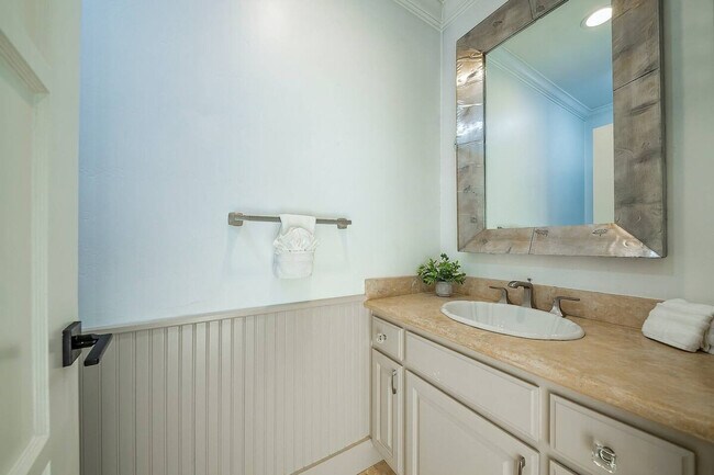 Building Photo - 1185 Tamarack Ave