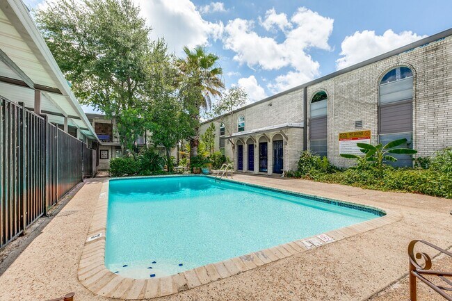 Building Photo - Welcome Home to this beautiful 2-bedroom, 2-bath Condo in highly sought-after Olmos Park Townhomes