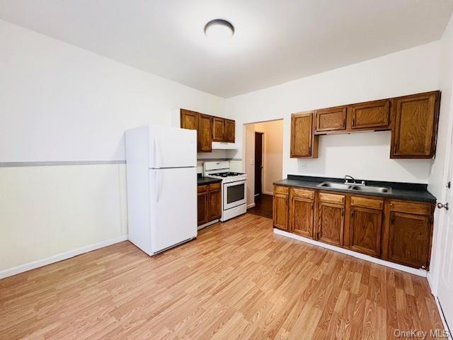 Building Photo - 120 Monhagen Ave