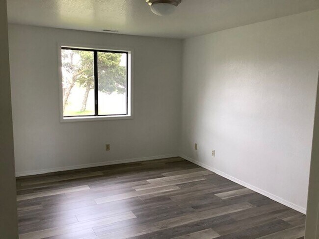 Building Photo - 2109