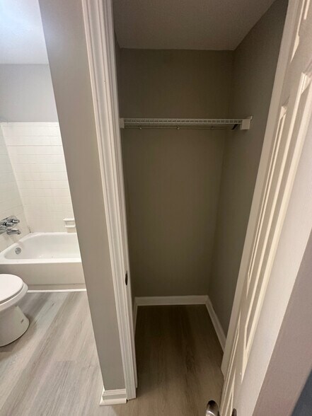 Building Photo - Room in Condo on Roberts Dr