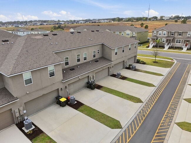 Building Photo - 3 Bedroom Resort Style Living in Gated Community