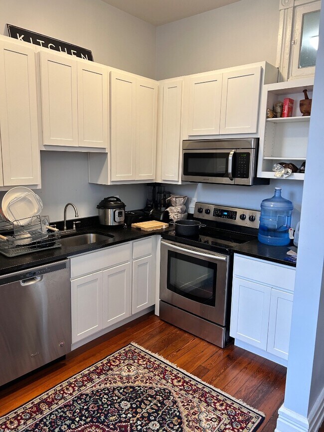 Building Photo - 30 W Court - Unit 204