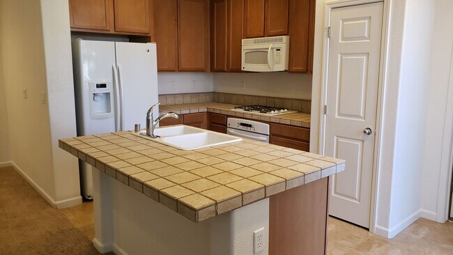 Building Photo - ONLY $2,250 PER MONTH FOR THIS SPACEIOUS 2 BEDROOM, 2 BATHROOM CONDO WITH GARAGE IN THE DAMONTE R...