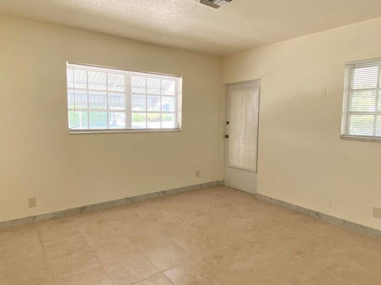 Building Photo - 590 NE Wavecrest Way