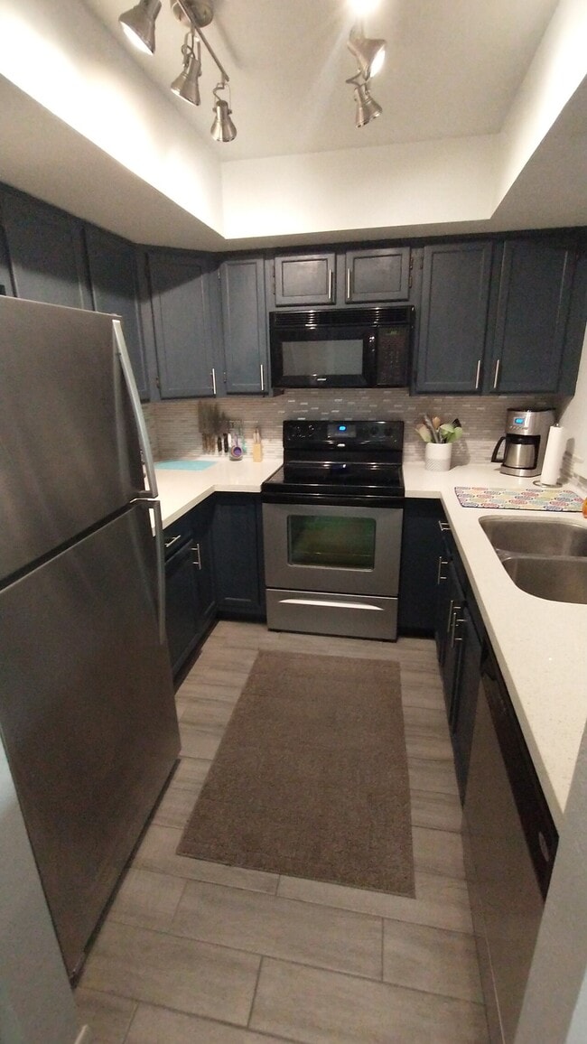 Building Photo - Dobson Bay Club