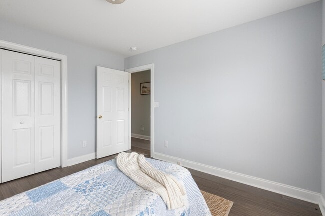 Building Photo - 918-517 N New River Dr