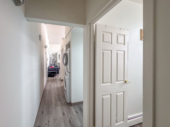 Building Photo - 2 Bed 1 Bath Condo available in Downtown N...