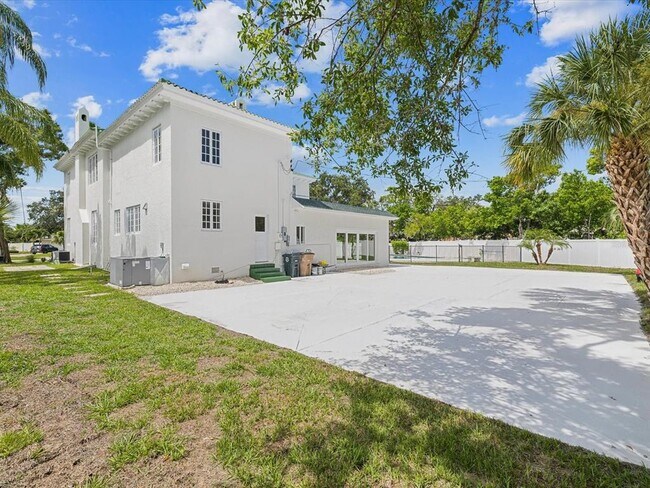 Building Photo - 456 Gardenia St