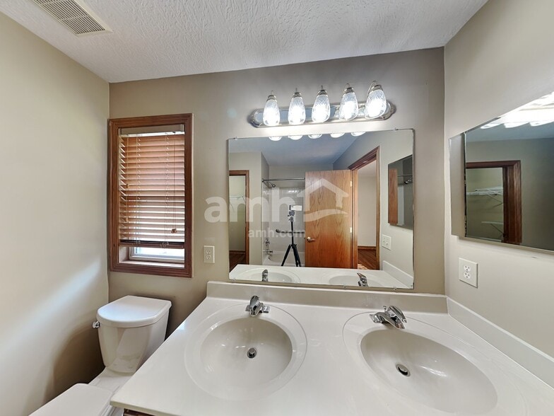 Building Photo - 5650 Winsor Woods Dr