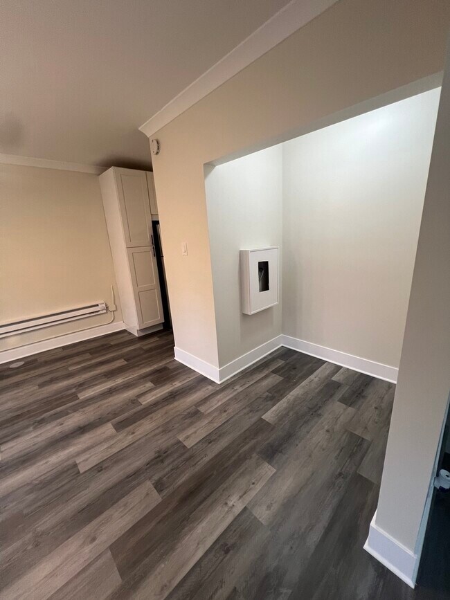 Building Photo - 3839 N Greenview Ave