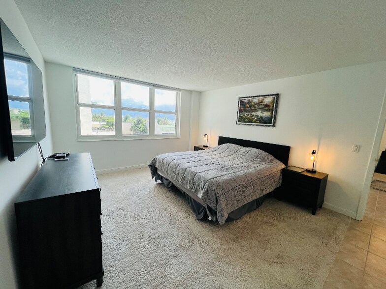 Building Photo - 5440 N Ocean Dr