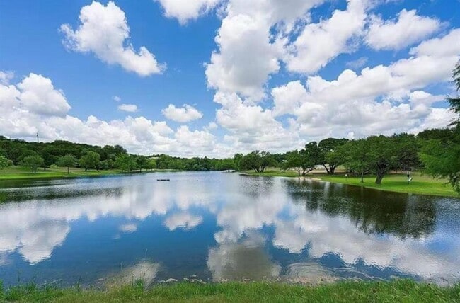 Building Photo - 10412 Parkwood Dr