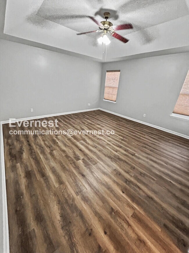 Building Photo - Spacious 4-Bed Home with 2-Car Garage & Modern Amenities