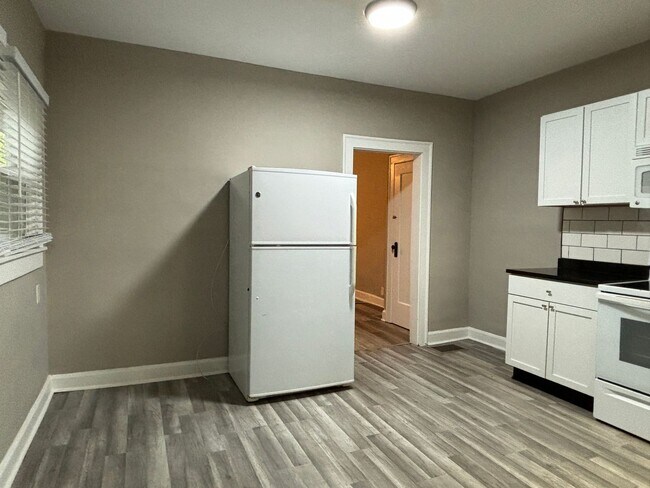 Building Photo - 3-Bed, 1-Bath Home – Fenced Yard, Off-Street Parking, Spacious Kitchen & In-Unit Laundry