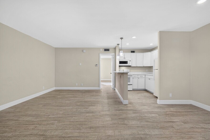 Building Photo - 206 Inlet Way