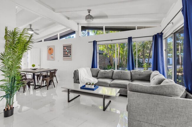 Building Photo - 714 NE 17th Ct