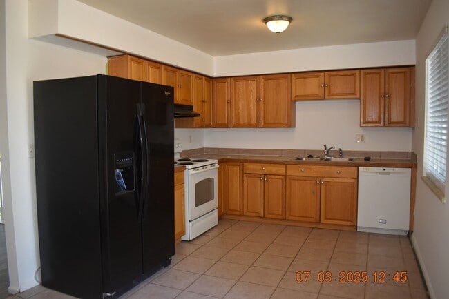 Building Photo - 4 bedroom / 2 bathroom / 1976 SF!