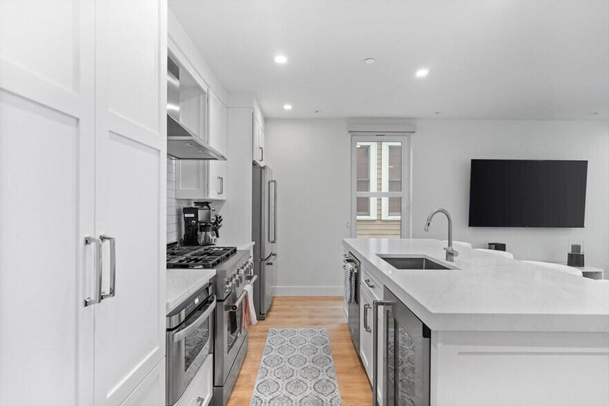Primary Photo - 326 W Broadway