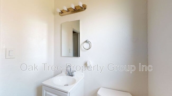 Building Photo - 6621 Bancroft Ave