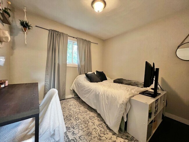Building Photo - Beautifully Remodeled 5 Bed 2 Bath House i...