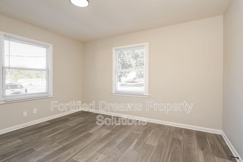 Building Photo - 904 Lowdermilk St