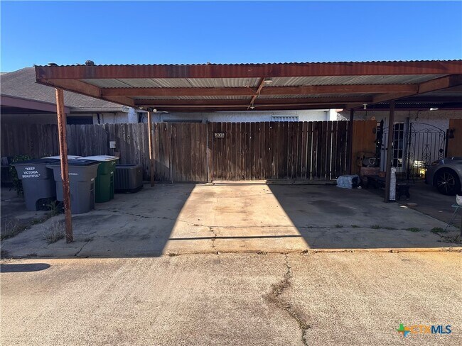 Building Photo - 208 Versailles St