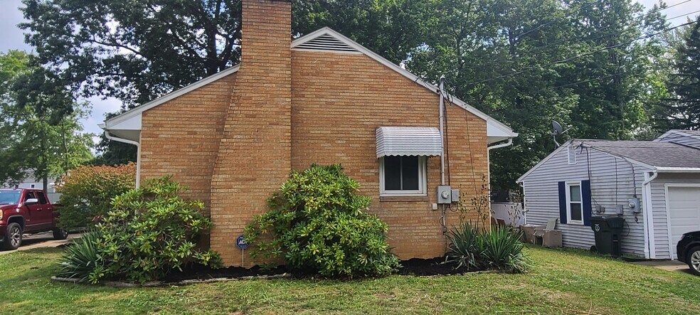 Building Photo - 297 Maylawn Ave