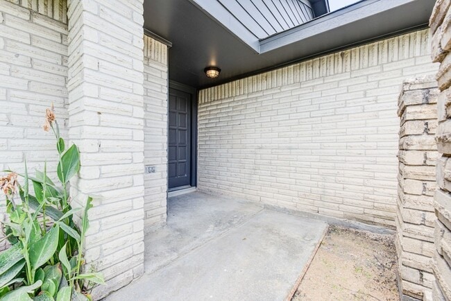 Building Photo - 2035 Deerhurst Ln