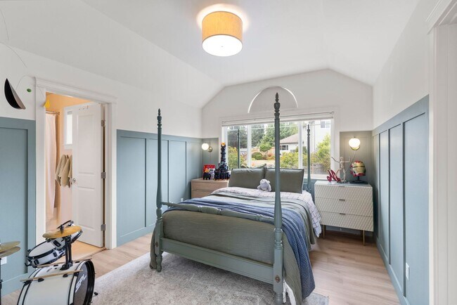 Building Photo - Renovated VIEW Kingston Home Near Ferry fo...