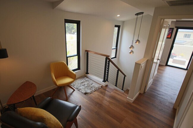 Building Photo - Furnished Recently Renovated Townhome