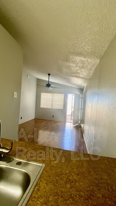 Building Photo - 419 E Thoroughbred St