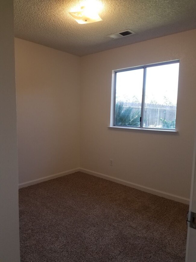 Building Photo - Cute 3 bedroom in Dinuba