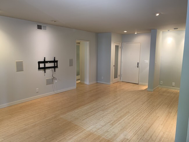 Front Door & Main Living Area - 1250 N Kings Rd