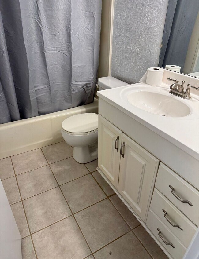 Building Photo - Fully furnished townhome for rent