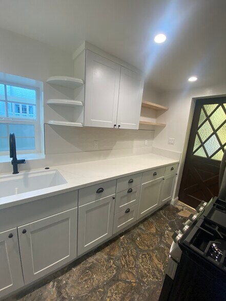 Building Photo - 2410 Palm Dr