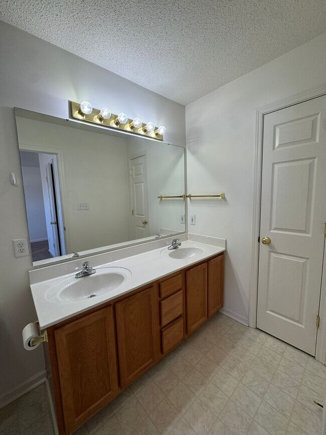 Building Photo - 141 Springwood Ln