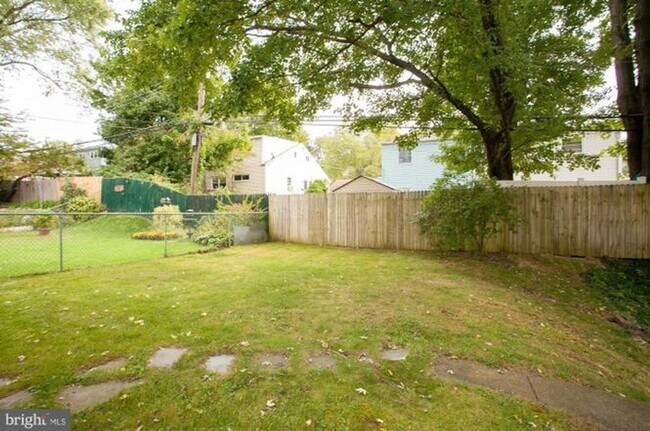 Building Photo - Recently Updated 4BR/2BA Twin with Central Air & Fenced Backyard
