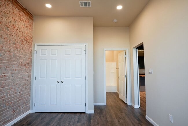 Building Photo - 210 E Washington Ave