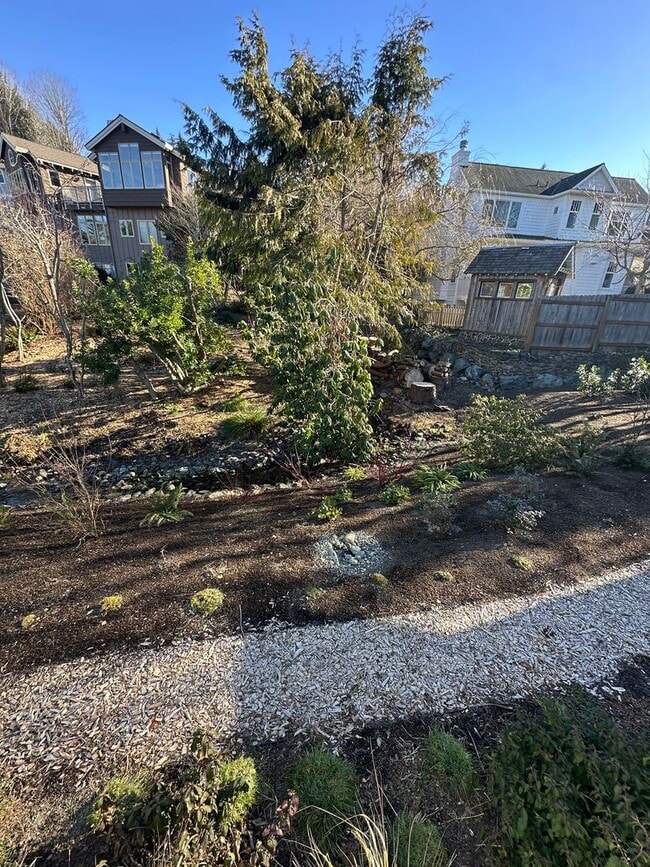 Building Photo - 2 bedroom 1 bath daylight basement unit in the heart of Edmonds