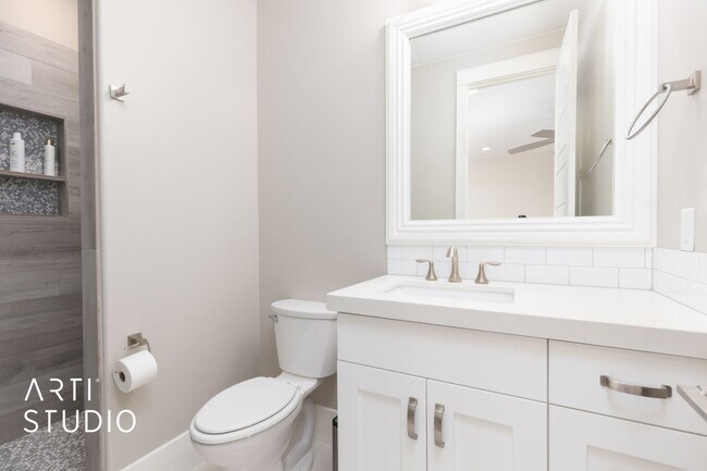 Building Photo - Gorgeous 5 bed 4 bath with AWESOME BACK YA...