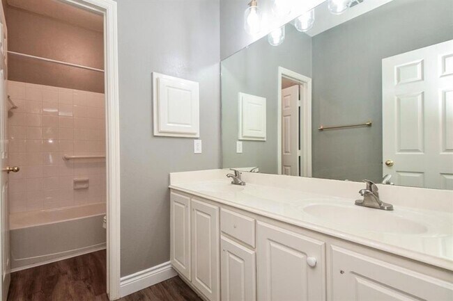 Building Photo - 18 E Knightsbridge Dr