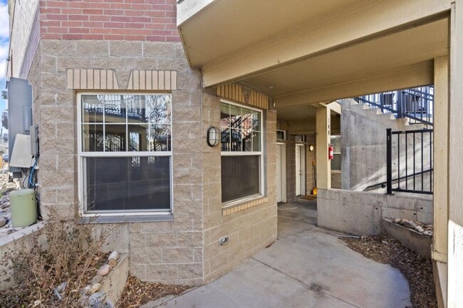 Building Photo - 130 E 1st St