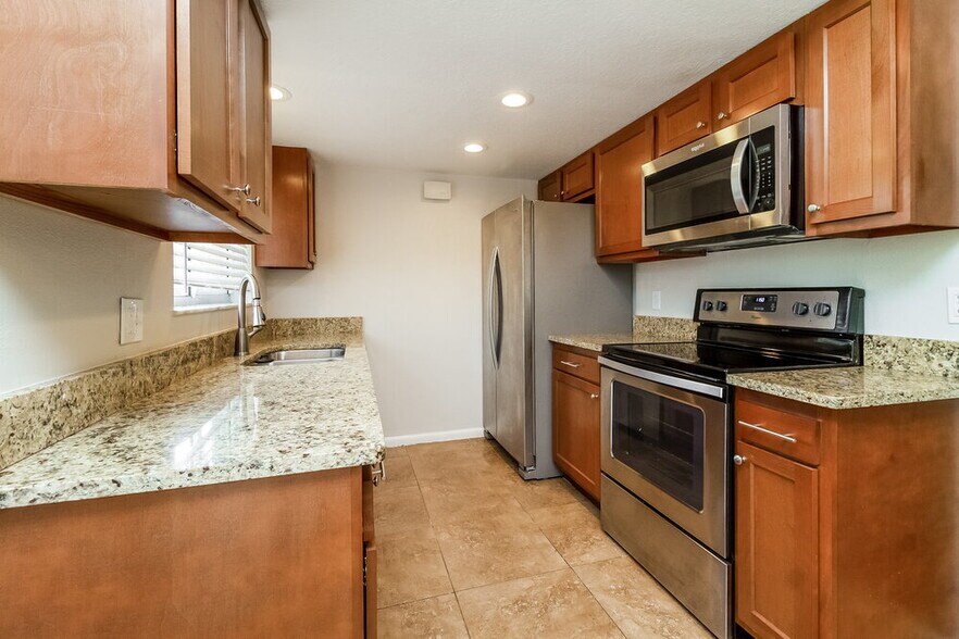 Building Photo - 2843 Kinnon Dr