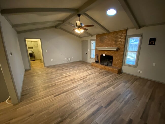 Building Photo - Beautiful Updated 3/2/2 in The Meadows
